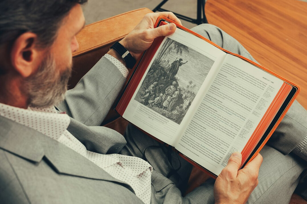 detective reading book